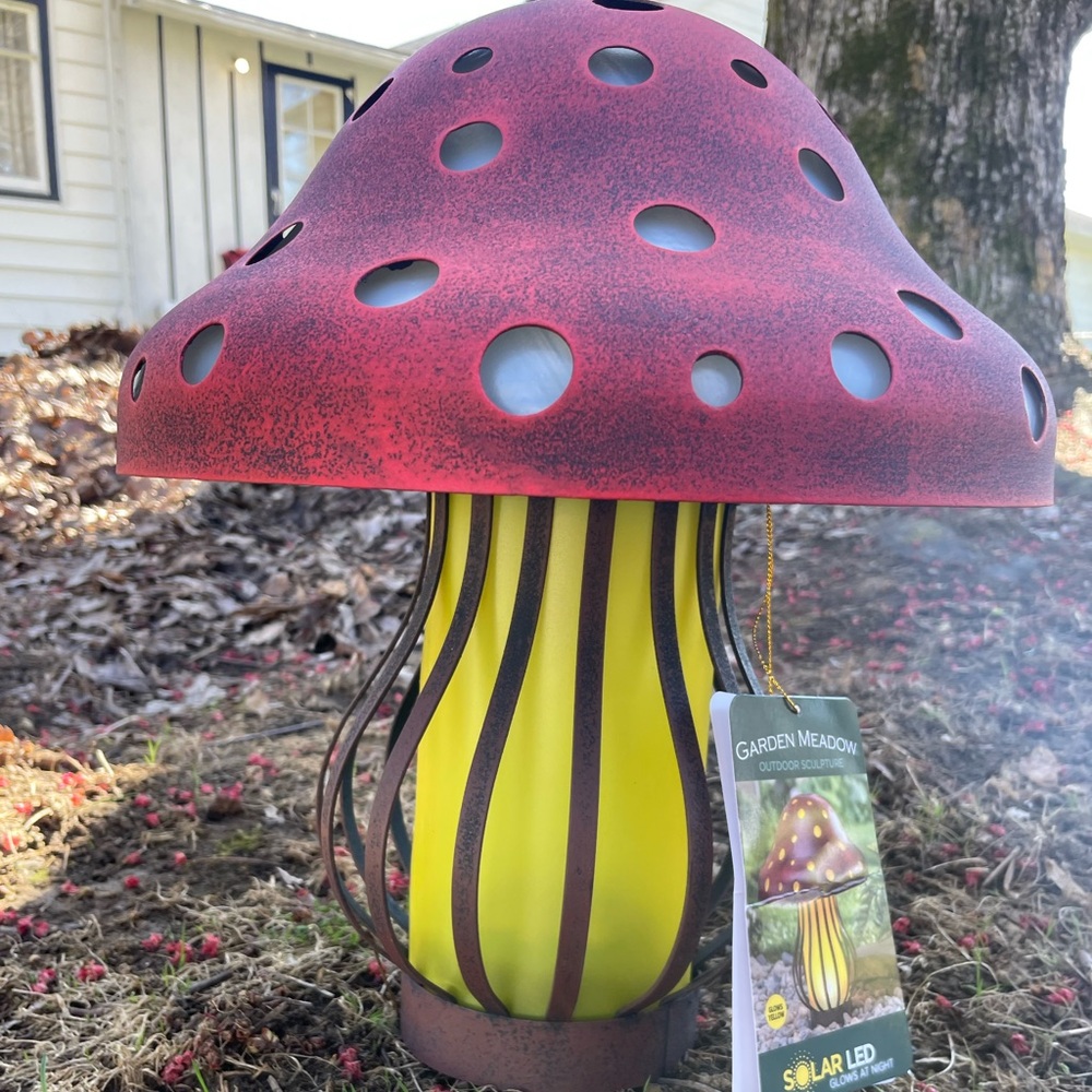 NWT 13.5 in. Solar LED Powered Metal Spring Mushroom Garden Yard Standing Decor